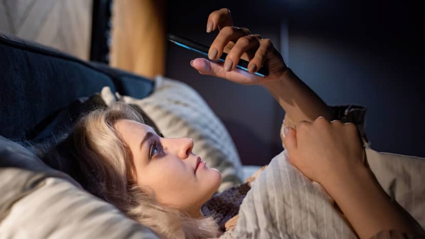 Zasypiasz z telefonem? Twoje szanse na bezsenność rosną o 59 procent!