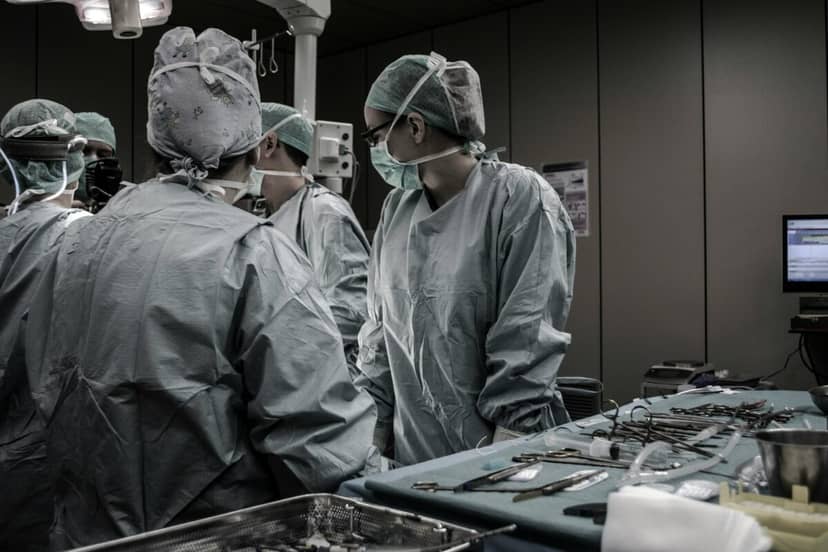 Przez oko do kręgosłupa. Pierwsza taka operacja na świecie