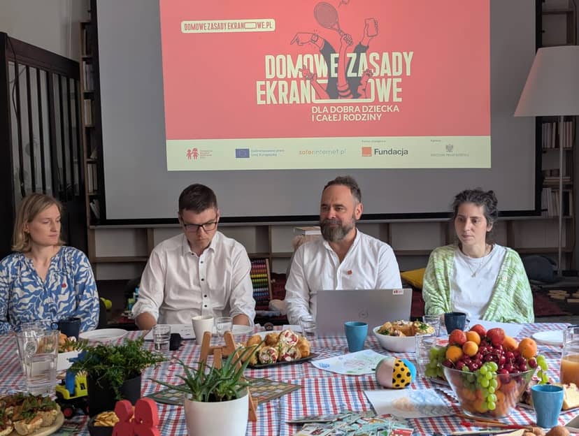 Dzieci z klas 1-3 w sieci oraz nowe Domowe Zasady Ekranowe