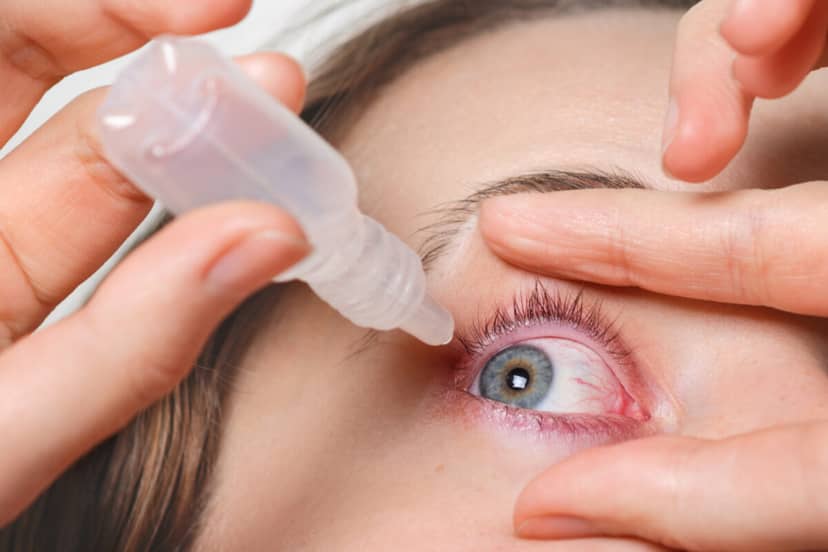Koniec z okularami do czytania! FDA zatwierdza przełomowe krople do oczu z aceklidyną