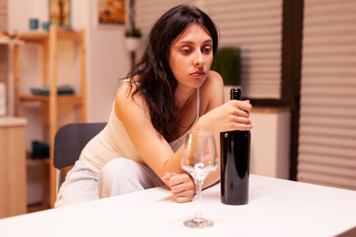 Picie kobiet w cieniu stereotypów. Alkohol na stres, sen i trudne emocje