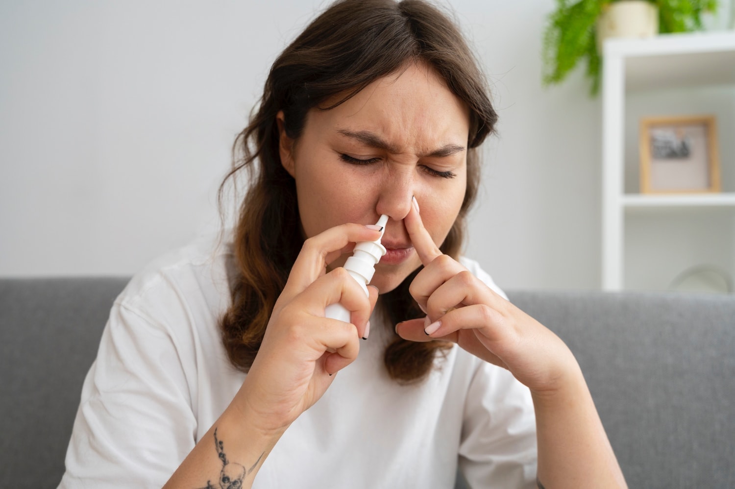 Kobieta stosuje spray donosowy &#8211; zdjęcie poglądowe /Fot. Freepik
