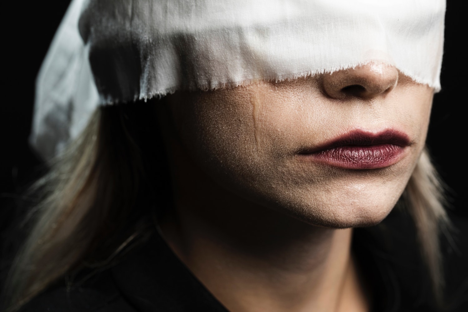 Kobieta z opaską na oczach &#8211; zdjęcie poglądowe /Fot. Freepik
