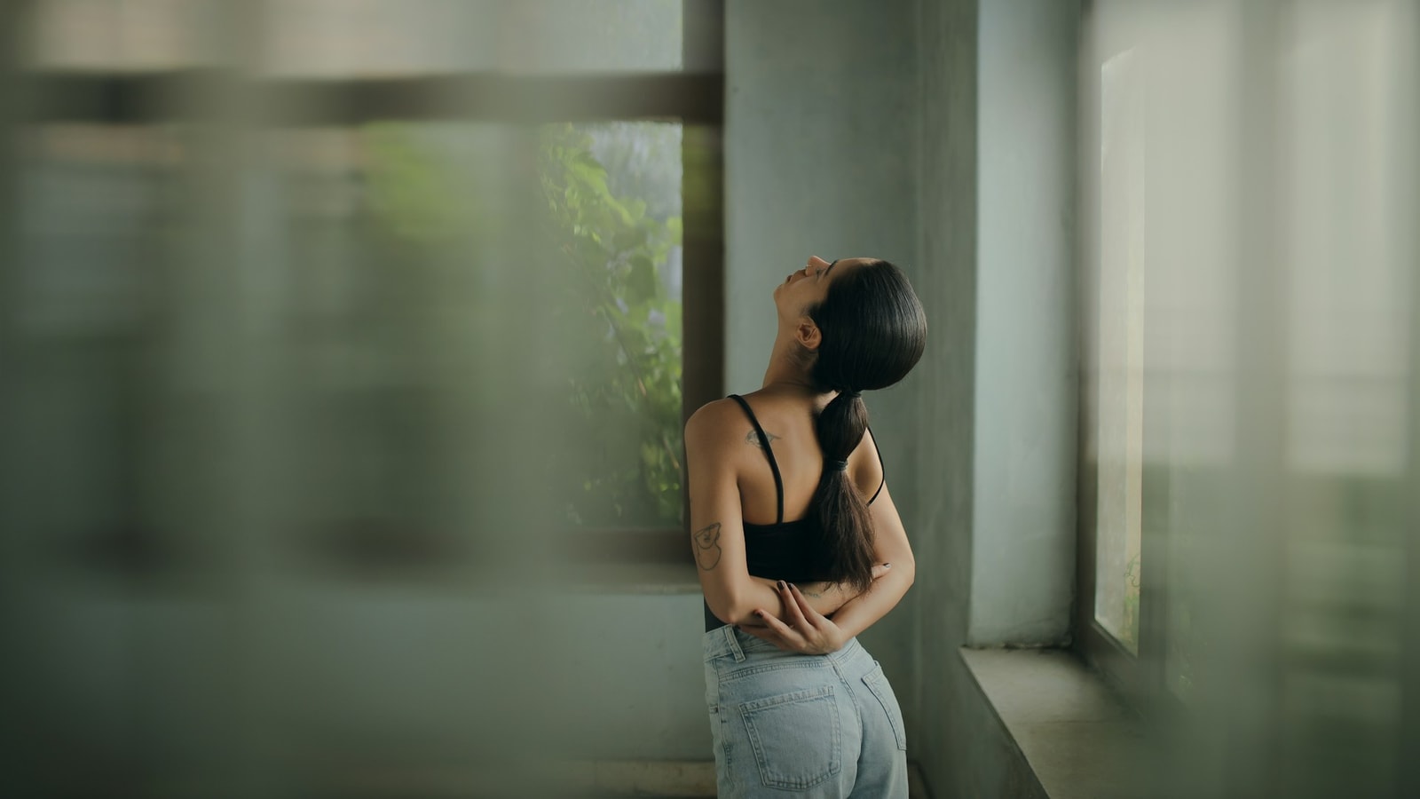 Kobieta z bolącymi plecami &#8211; zdjęcie poglądowe /Fot. Unsplash
