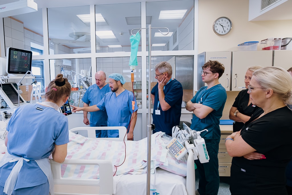 Prof. Wojciech Dąbrowski wraz z zespołem i Jose Antonio Laguna w Klinicznym Oddziale Anestezjologii i Intensywnej Terapii /Fot. Łukasz Głaczkowski
