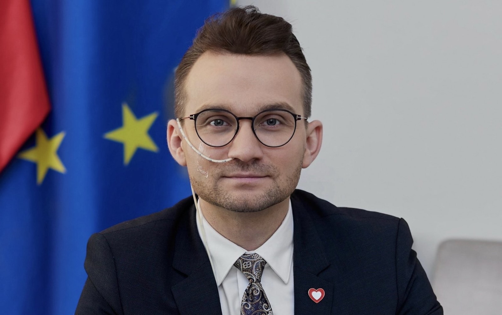 Poseł Adrian Witczak  z sondą żywieniową. Fot. archiwum posła A. Witczaka
