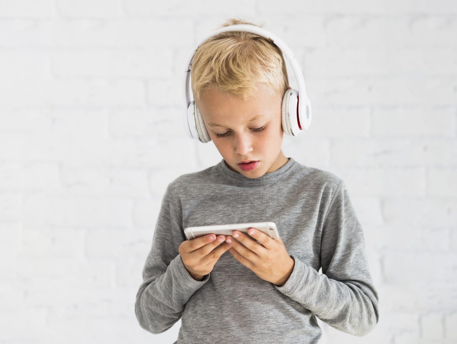 We wszystkich państwach członkowskich ma się odbyć badanie na temat związku treści internetowych ze zdrowiem psychicznym dzieci i młodzieży. Fot. freepik